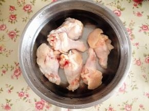 1.	鸡腿先清洗干净，去掉多余的油脂，