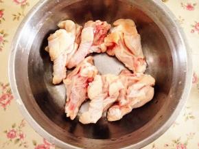 2.	用刀把鸡腿竖着切两刀，这样容易入味，