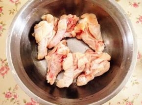 2.	用刀把鸡腿竖着切两刀，这样容易入味，