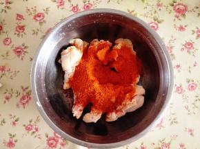 3.	倒入奥尔良调味料，因为鸡腿上有少量水，所以不需要额外加水了，