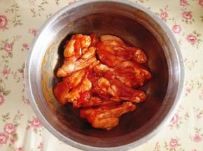 4.	用手揉搓，使调味料均匀得涂抹在鸡腿上，均匀后，放入冰箱冷藏腌制，1个小时以上，时间久点会更入味，