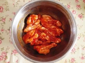 4.	用手揉搓，使调味料均匀得涂抹在鸡腿上，均匀后，放入冰箱冷藏腌制，1个小时以上，时间久点会更入味，