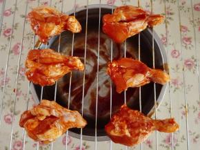 5.	取出，摆放在烤网上，