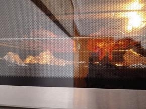 6.	烤箱预热，上下火，180度，中层烤40分钟左右，中间取出把盆里的料在涂抹到鸡腿上，再翻面继续烤，
