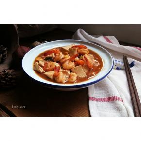 装盘，其实是五彩的，有胡萝卜青豆和玉米粒的颜色，不过都被埋在下面了。