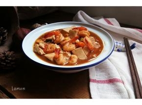 装盘，其实是五彩的，有胡萝卜青豆和玉米粒的颜色，不过都被埋在下面了。