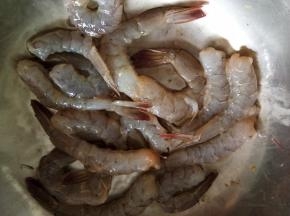 虾去壳剩虾尾，剔除虾线，加半勺淀粉抓匀