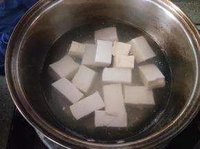 豆腐切方块焯水备用。生抽、蚝油、鱼露、淀粉、盐、水放一起搅拌均匀作为酱汁备用，酱汁忘记拍图了。