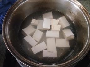 豆腐切方块焯水备用。生抽、蚝油、鱼露、淀粉、盐、水放一起搅拌均匀作为酱汁备用，酱汁忘记拍图了。