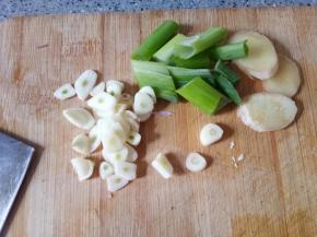 葱切小段，蒜和姜切片