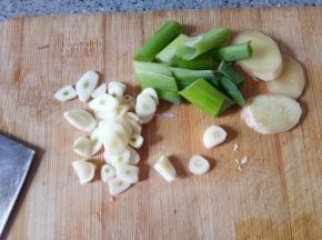 葱切小段，蒜和姜切片