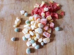 准备一把青豆玉米粒，胡萝卜切小丁