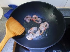 热锅放油，放入虾仁滑油备用。这个过程虾仁会卷起来成为球状，盛出备用