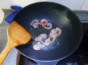 热锅放油，放入虾仁滑油备用。这个过程虾仁会卷起来成为球状，盛出备用