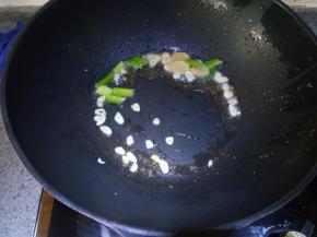 留底油，煸香葱姜蒜