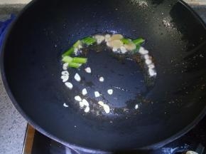 留底油，煸香葱姜蒜