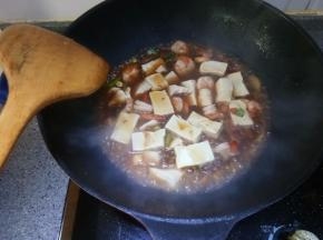 倒入上面调好的酱汁，马上倒入豆腐和虾仁炖煮