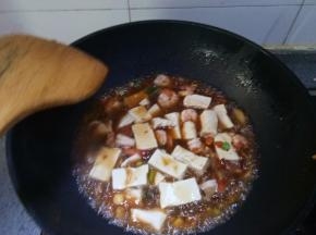 待煮至汤汁稍微浓稠即可关火，可多留一些汤汁，用来拌米饭吃好香的。出锅前滴几滴香油提味。