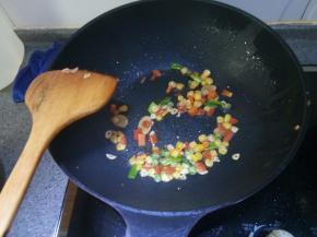 下胡萝卜和青豆玉米粒翻炒