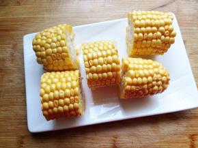1．	甜玉米清洗干净，切成段，