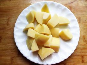 2．	土豆去皮，切成块，