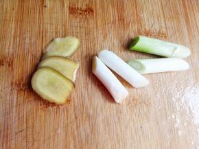 3．	姜切片，葱切段，