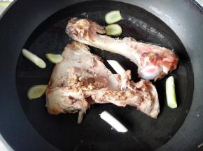 4．	锅里放清水，放入葱段，姜片和羊骨头，煮开后，去血沫，