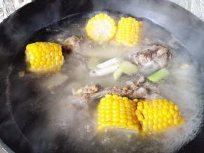 5．	倒入甜玉米，一起煮，