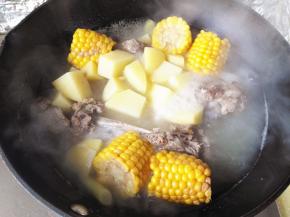 8．	大约炖15分钟左右就可以出锅了，放盐和白胡椒粉调味。