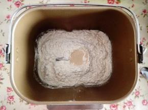 1.	后油法，先将面包材料除黄油外，按照先牛奶，蛋液，炼乳投入面包机里，再糖与盐对角放，再放高粉，最后中间放酵母和面至成团，