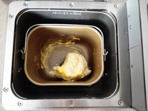 2.	加入室温软的无盐黄油，揉至完全扩展阶段，