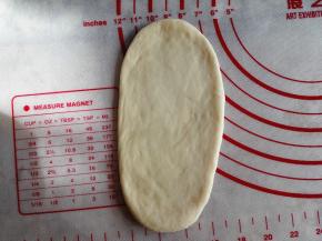 5.	取一个面团，擀成椭圆形，