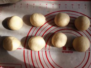 4.	取出排气，分割成8份，滚圆松驰15分钟，