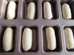 7.	卷好后，摆放在不粘模具中，如果模具不是防粘的，底下要垫油纸哦，