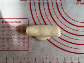 6.	从上向下卷，底部收口捏紧，