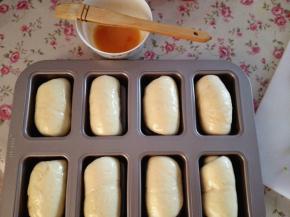 8.	二次发酵，室温在24度左右，模具放在中层，在烤箱底部放一碗热水即可，大约30分钟左右，发至原来的2倍大即可，取出表面刷蛋液，