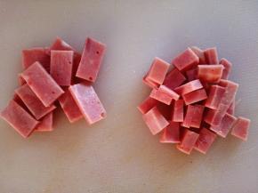 10.	火腿切丁和片，