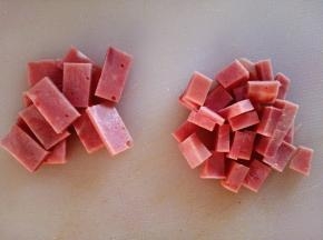 10.	火腿切丁和片，