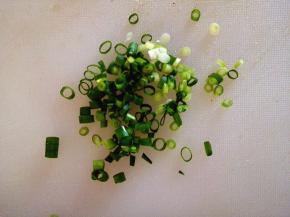 9.	二发的同时准备面包的装饰材料，香葱切粒，