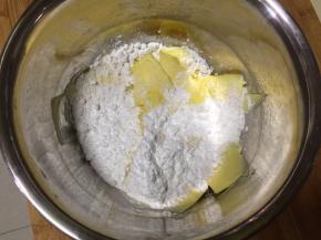 将黄油提前拿出来软化，能按手指印就可以了，加入糖粉，用电动打蛋器1档打发