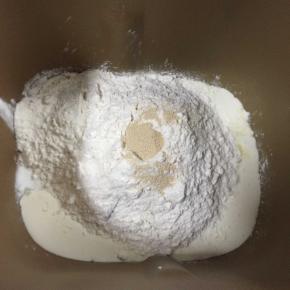 把面团材料按液体-粉类-酵母的顺序放入面包桶，开启揉面模式