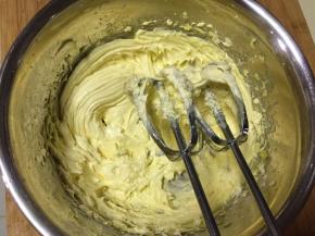 打发至黄油颜色变浅，成羽毛状就可以了，