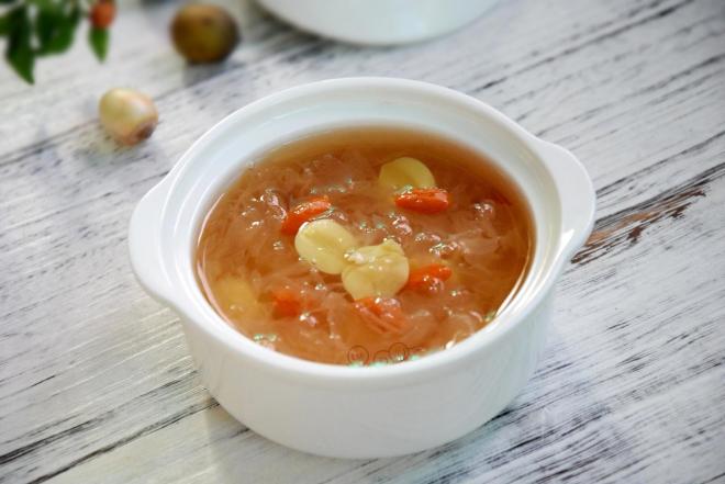 冰糖银耳莲子羹