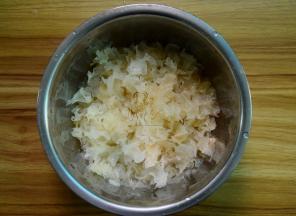 泡发的去蒂，洗净杂质弄碎