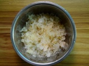 泡发的去蒂，洗净杂质弄碎