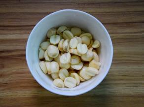 鲜莲子去壳去芯并剥去外面的薄衣