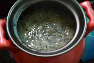 锅中加水约1500ml,放入银耳先煮半小时
