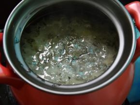锅中加水约1500ml,放入银耳先煮半小时