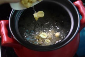 然后加入莲子和枸杞子