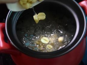 然后加入莲子和枸杞子